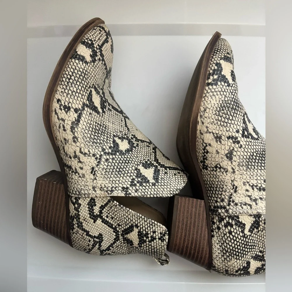 CL By Laundry Snake Skin Booties 9‎